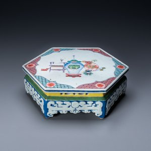 Een Chinese hexagonale famille rose sokkel met antiquiteiten, Yongzheng — foto 1