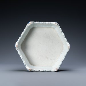 Een Chinese hexagonale famille rose sokkel met antiquiteiten, Yongzheng — foto 7