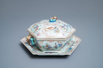 Een Chinese hexagonale famille rose terrine op onderschotel, Qianlong