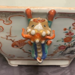 Een Chinese hexagonale famille rose terrine op onderschotel, Qianlong — foto 17