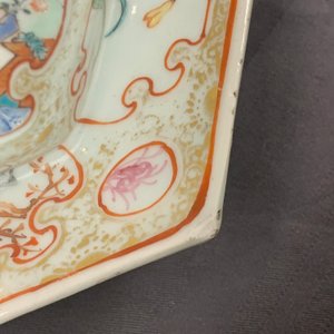 Een Chinese hexagonale famille rose terrine op onderschotel, Qianlong — foto 18