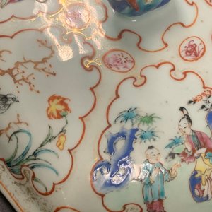 Een Chinese hexagonale famille rose terrine op onderschotel, Qianlong — foto 22