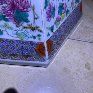 Een Chinese hexagonale famille rose tuinzit, 19e eeuw — foto 11