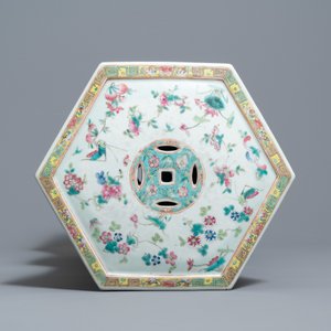 Een Chinese hexagonale famille rose tuinzit, 19e eeuw — foto 6