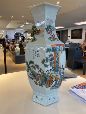 Een Chinese hexagonale famille rose vaas, gesigneerd Pan Zhaotang 潘肇唐, gedateerd 1920 — foto 3