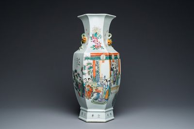 Een Chinese hexagonale famille rose vaas, gesigneerd Pan Zhaotang 潘肇唐, gedateerd 1920
