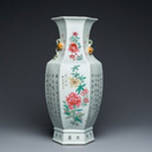 Een Chinese hexagonale famille rose vaas, gesigneerd Pan Zhaotang 潘肇唐, gedateerd 1920 — foto 3