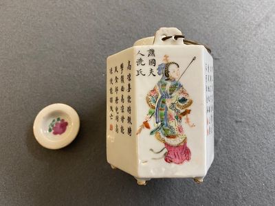 Een Chinese hexagonale famille rose 'Wu Shuang Pu' theepot met deksel, 19e eeuw — foto 5