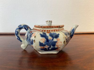 Een Chinese hexagonale Imari-stijl theepot met deksel, Kangxi — foto 3