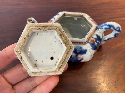Een Chinese hexagonale Imari-stijl theepot met deksel, Kangxi — foto 6