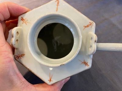 Een Chinese hexagonale qianjiang cai theepot, gesigneerd en met zegelmerk van Luo Zhonglin 羅仲林, 19/20e eeuw — foto 12