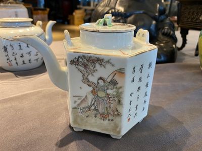 Een Chinese hexagonale qianjiang cai theepot, gesigneerd en met zegelmerk van Luo Zhonglin 羅仲林, 19/20e eeuw — foto 3