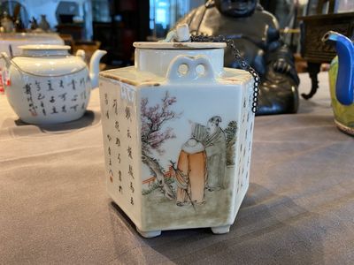 Een Chinese hexagonale qianjiang cai theepot, gesigneerd en met zegelmerk van Luo Zhonglin 羅仲林, 19/20e eeuw — foto 4