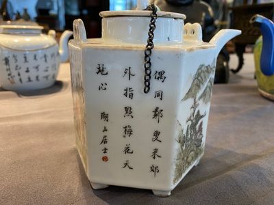 Een Chinese hexagonale qianjiang cai theepot, gesigneerd en met zegelmerk van Luo Zhonglin 羅仲林, 19/20e eeuw — foto 5