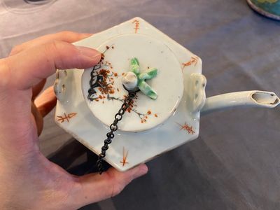Een Chinese hexagonale qianjiang cai theepot, gesigneerd en met zegelmerk van Luo Zhonglin 羅仲林, 19/20e eeuw — foto 8
