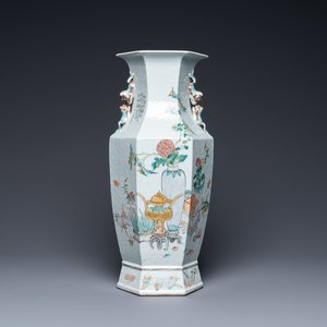 Een Chinese hexagonale qianjiang cai vaas met antiquiteiten, 19e eeuw — foto 1