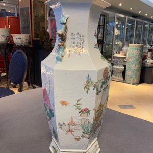 Een Chinese hexagonale qianjiang cai vaas met antiquiteiten, 19e eeuw — foto 11