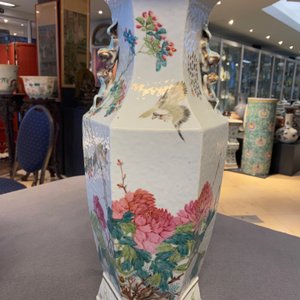 Een Chinese hexagonale qianjiang cai vaas met antiquiteiten, 19e eeuw — foto 18