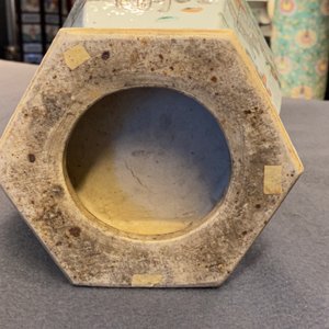 Een Chinese hexagonale qianjiang cai vaas met antiquiteiten, 19e eeuw — foto 20