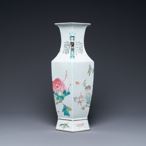 Een Chinese hexagonale qianjiang cai vaas met antiquiteiten, 19e eeuw — foto 4