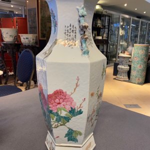 Een Chinese hexagonale qianjiang cai vaas met antiquiteiten, 19e eeuw — foto 10
