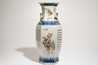 Een Chinese hexagonale vaas met qianjiang cai decor, 19/20e eeuw