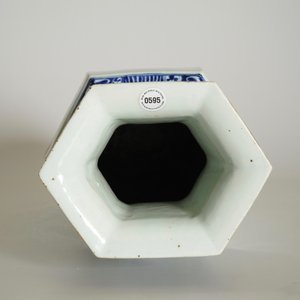 Een Chinese hexagonale vaas met qianjiang cai decor, 19/20e eeuw — foto 11