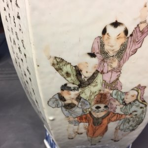Een Chinese hexagonale vaas met qianjiang cai decor, 19/20e eeuw — foto 16