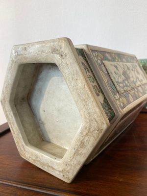 Een Chinese hexagonale verte biscuit vaas, 19e eeuw — foto 7