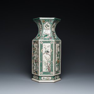 Een Chinese hexagonale verte biscuit vaas, 19e eeuw — foto 1
