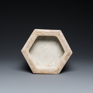 Een Chinese hexagonale verte biscuit vaas, 19e eeuw — foto 6