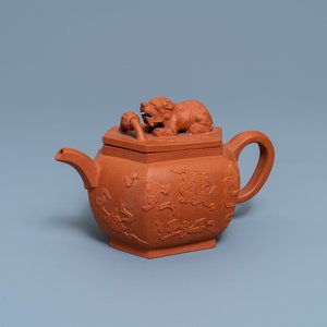 Een Chinese hexagonale Yixing steengoed theepot met deksel, Kangxi — foto 1
