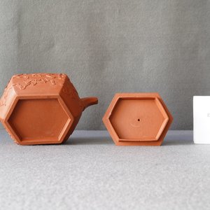 Een Chinese hexagonale Yixing steengoed theepot met deksel, Kangxi — foto 11