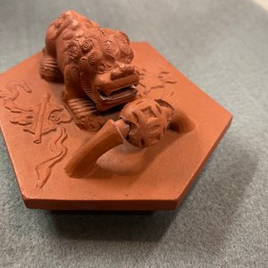 Een Chinese hexagonale Yixing steengoed theepot met deksel, Kangxi — foto 12