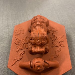 Een Chinese hexagonale Yixing steengoed theepot met deksel, Kangxi — foto 14