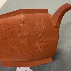 Een Chinese hexagonale Yixing steengoed theepot met deksel, Kangxi — foto 25