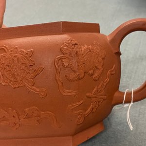 Een Chinese hexagonale Yixing steengoed theepot met deksel, Kangxi — foto 27