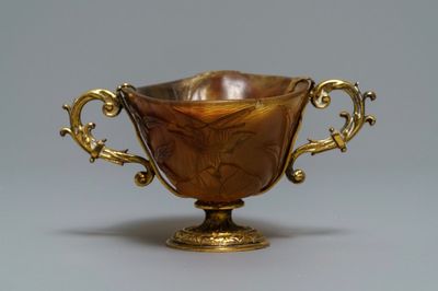 Een Chinese hoornen 'libation cup' met verguld koperen montuur, 18/19e eeuw