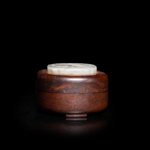 Een Chinese houten dekseldoos met een 'kwartel' plaquette in witte jade, 18/19e eeuw — foto 9