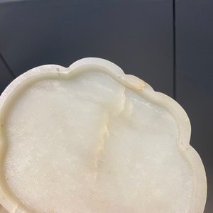 Een Chinese houten dekseldoos met een 'ruyi' plaquette in witte jade, 18/19e eeuw — foto 13