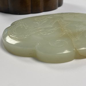 Een Chinese houten dekseldoos met een 'ruyi' plaquette in witte jade, 18/19e eeuw — foto 15