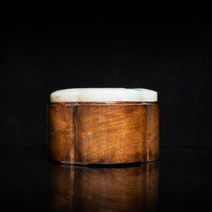 Een Chinese houten dekseldoos met een 'ruyi' plaquette in witte jade, 18/19e eeuw — foto 6