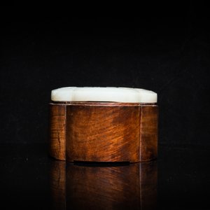 Een Chinese houten dekseldoos met een 'ruyi' plaquette in witte jade, 18/19e eeuw — foto 8