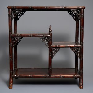 Een Chinese houten étagère, 19/20e eeuw — foto 2