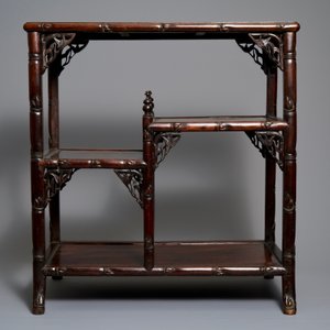 Een Chinese houten étagère, 19/20e eeuw — foto 3