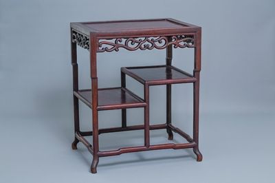 Een Chinese houten étagère, 19e eeuw