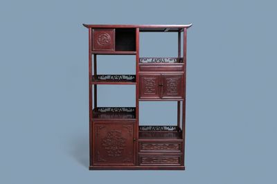 Een Chinese houten etagère, Republiek