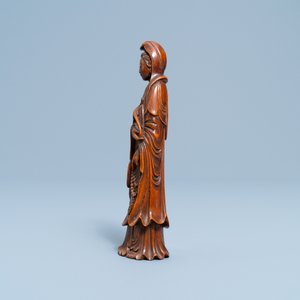 Een Chinese houten figuur van Guanyin, 18/19e eeuw — foto 2