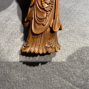Een Chinese houten figuur van Guanyin, 18/19e eeuw — foto 7