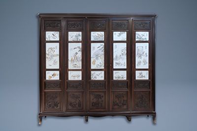 Een Chinese houten kast met 23 qianjiang cai plaquettes, 19/20e eeuw